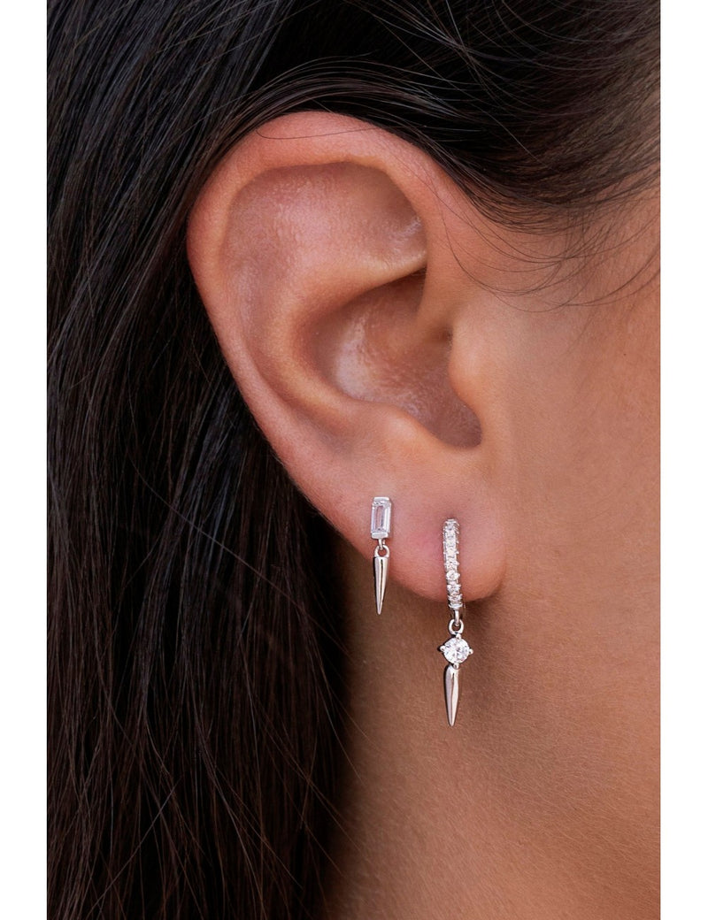 Pendientes stud con circonita en talla baguette y charm en forma de pincho - Dos tamaños disponibles