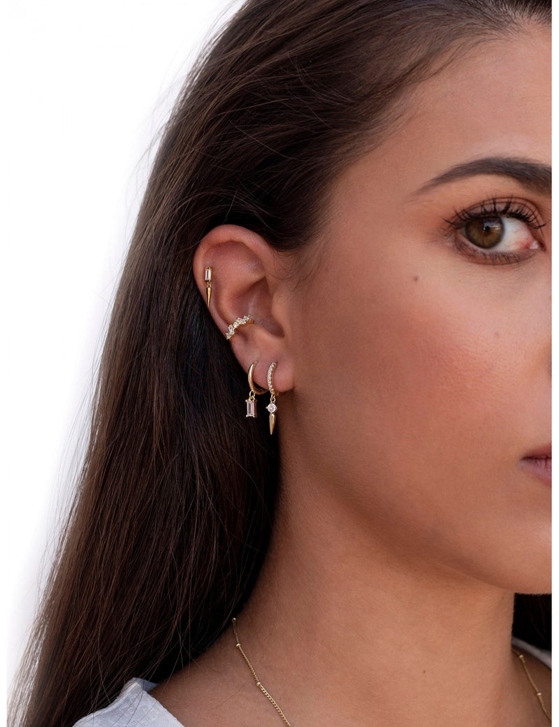 Pendientes stud con circonita en talla baguette y charm en forma de pincho - Dos tamaños disponibles