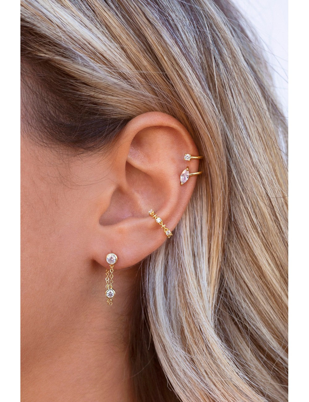 Pendientes stud con cadena colgante y circonitas en talla redonda engastadas en bezel