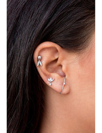Pendientes stud de circonitas con 2 charms ovalados y circonitas en pavé