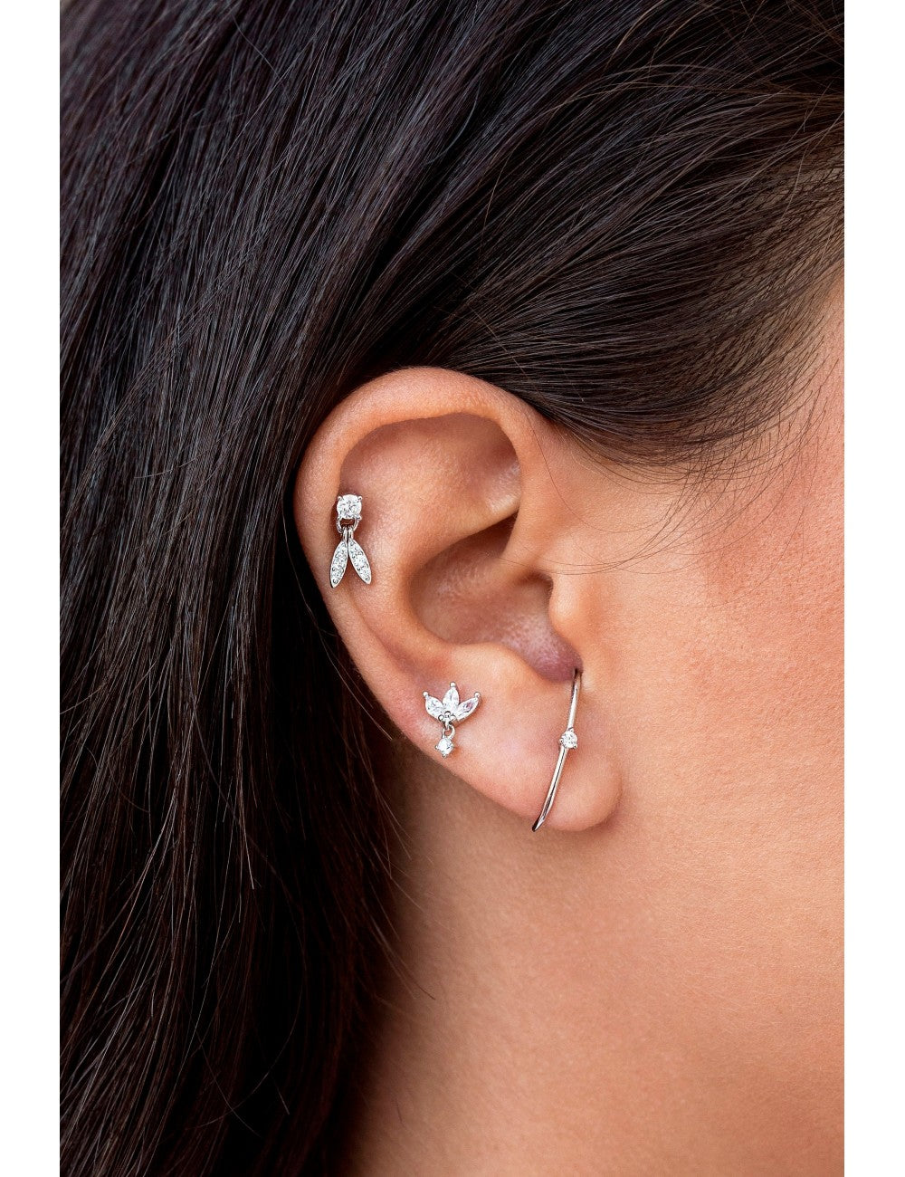 Pendientes stud de circonitas con 2 charms ovalados y circonitas en pavé