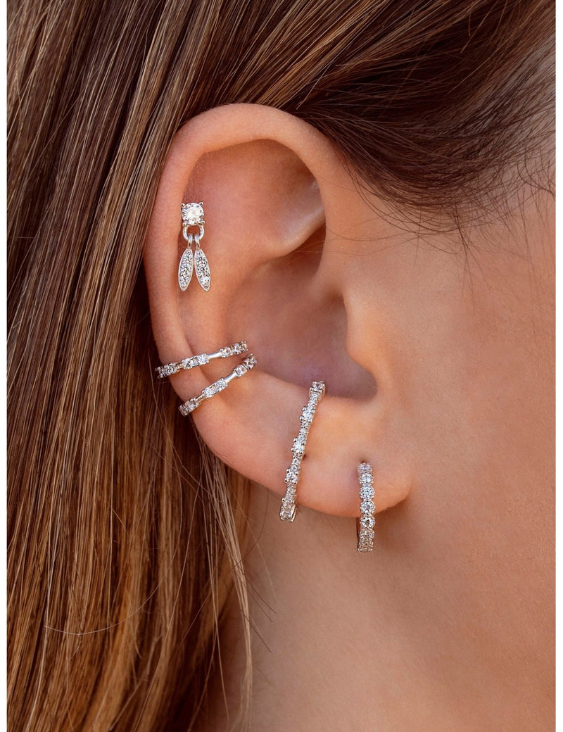 Pendientes stud de circonitas con 2 charms ovalados y circonitas en pavé